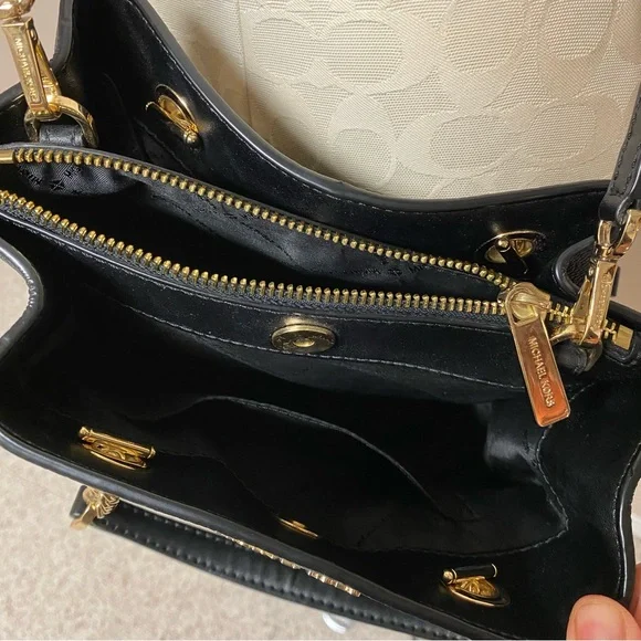 ✨HOST PICK✨Michael Kors Teagan Small Pebbled Leather Messenger Bag - Picture 7 of 14